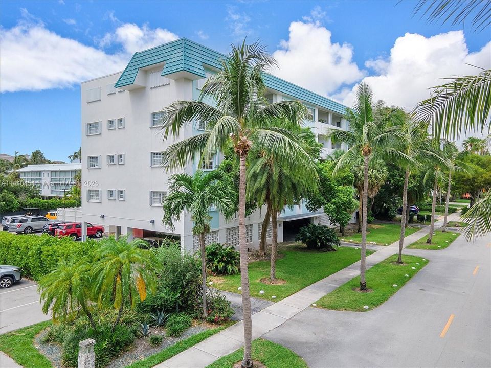 Recently Sold: $615,000 (2 beds, 1 baths, 965 Square Feet)