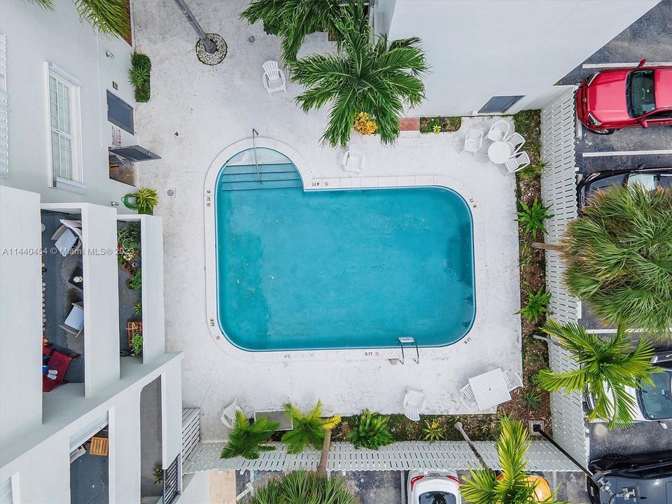 Recently Sold: $615,000 (2 beds, 1 baths, 965 Square Feet)