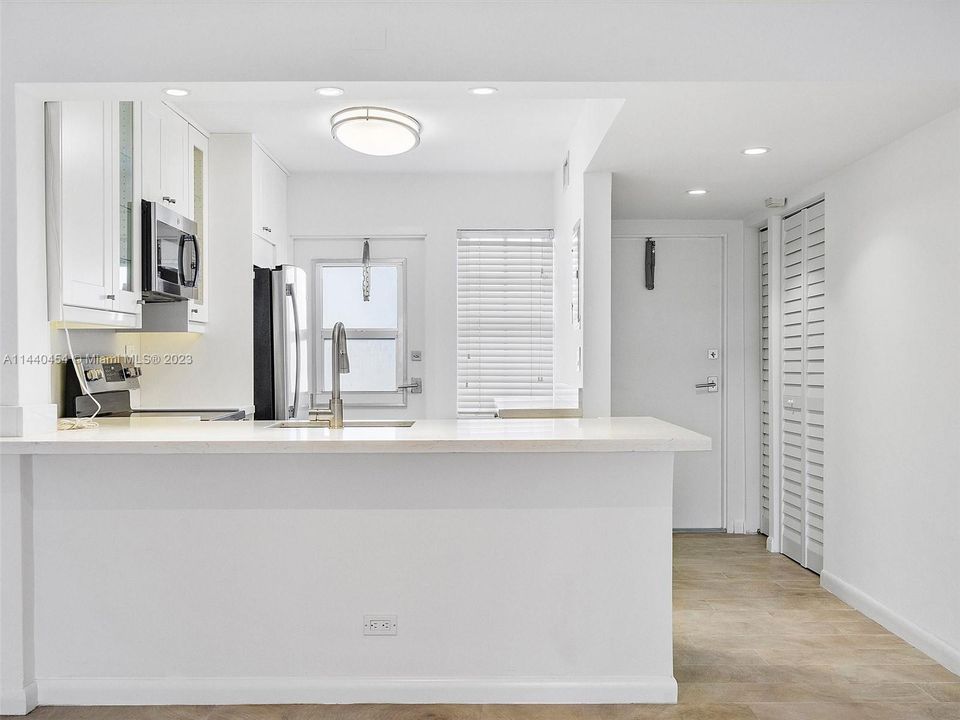 Recently Sold: $615,000 (2 beds, 1 baths, 965 Square Feet)