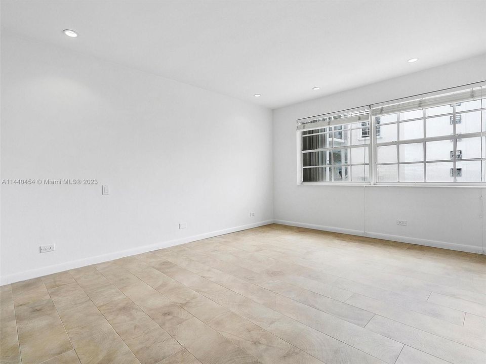 Recently Sold: $615,000 (2 beds, 1 baths, 965 Square Feet)