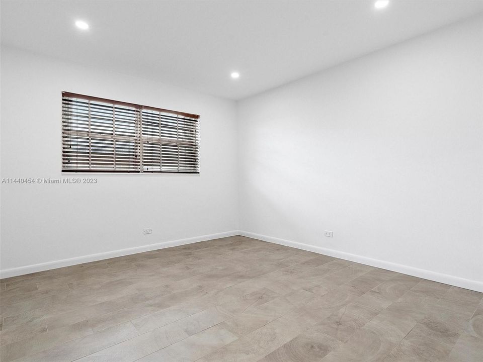 Recently Sold: $615,000 (2 beds, 1 baths, 965 Square Feet)