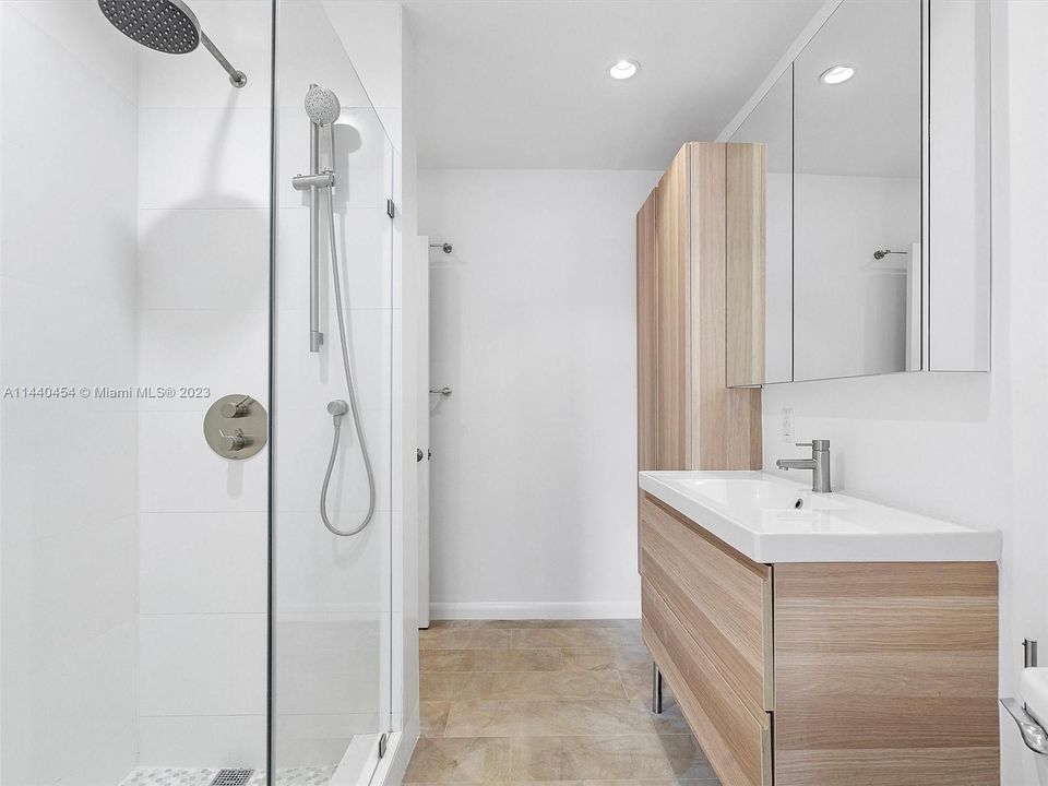 Recently Sold: $615,000 (2 beds, 1 baths, 965 Square Feet)