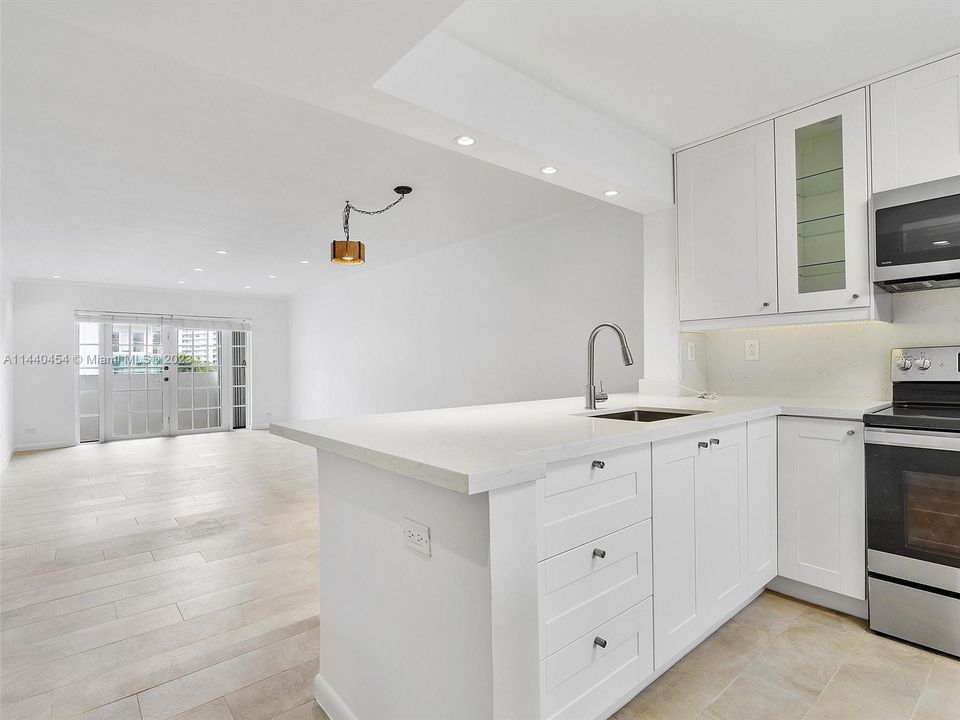 Recently Sold: $615,000 (2 beds, 1 baths, 965 Square Feet)