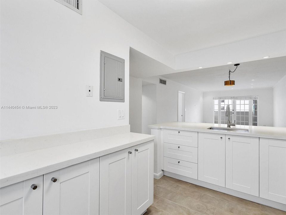 Recently Sold: $615,000 (2 beds, 1 baths, 965 Square Feet)