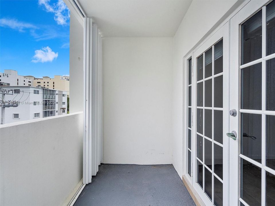 Recently Sold: $615,000 (2 beds, 1 baths, 965 Square Feet)