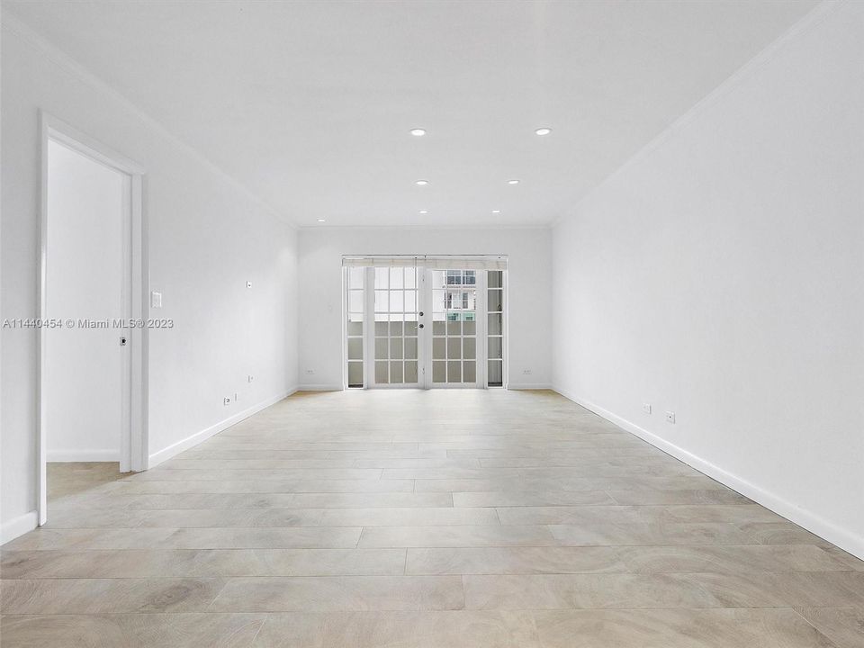 Recently Sold: $615,000 (2 beds, 1 baths, 965 Square Feet)