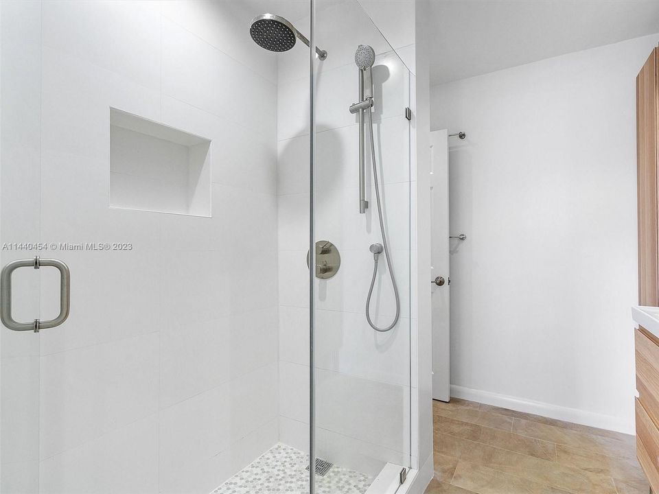 Recently Sold: $615,000 (2 beds, 1 baths, 965 Square Feet)