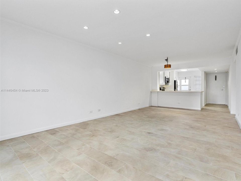 Recently Sold: $615,000 (2 beds, 1 baths, 965 Square Feet)