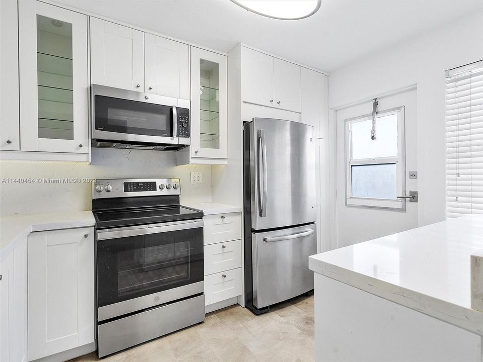 Recently Sold: $615,000 (2 beds, 1 baths, 965 Square Feet)