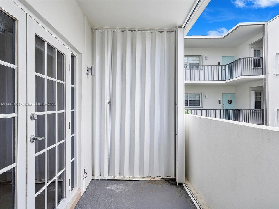 Recently Sold: $615,000 (2 beds, 1 baths, 965 Square Feet)