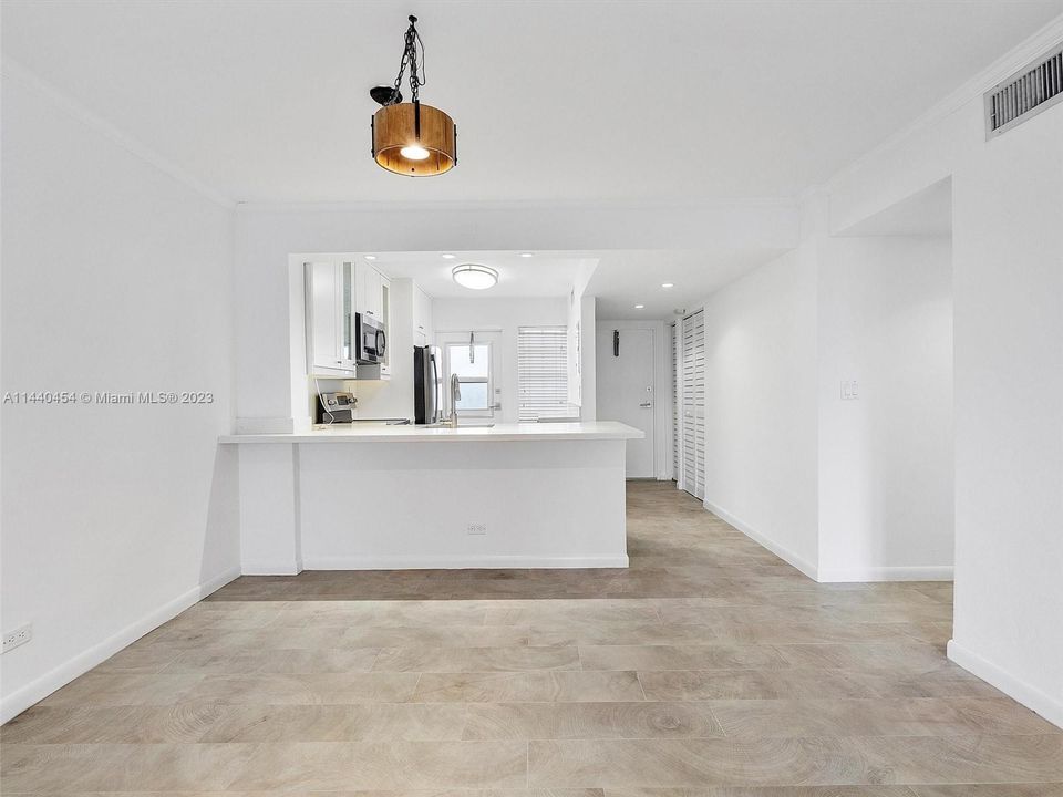 Recently Sold: $615,000 (2 beds, 1 baths, 965 Square Feet)