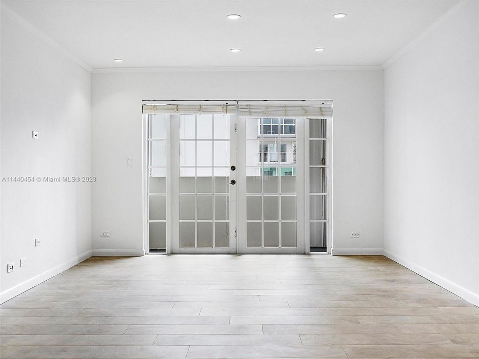 Recently Sold: $615,000 (2 beds, 1 baths, 965 Square Feet)