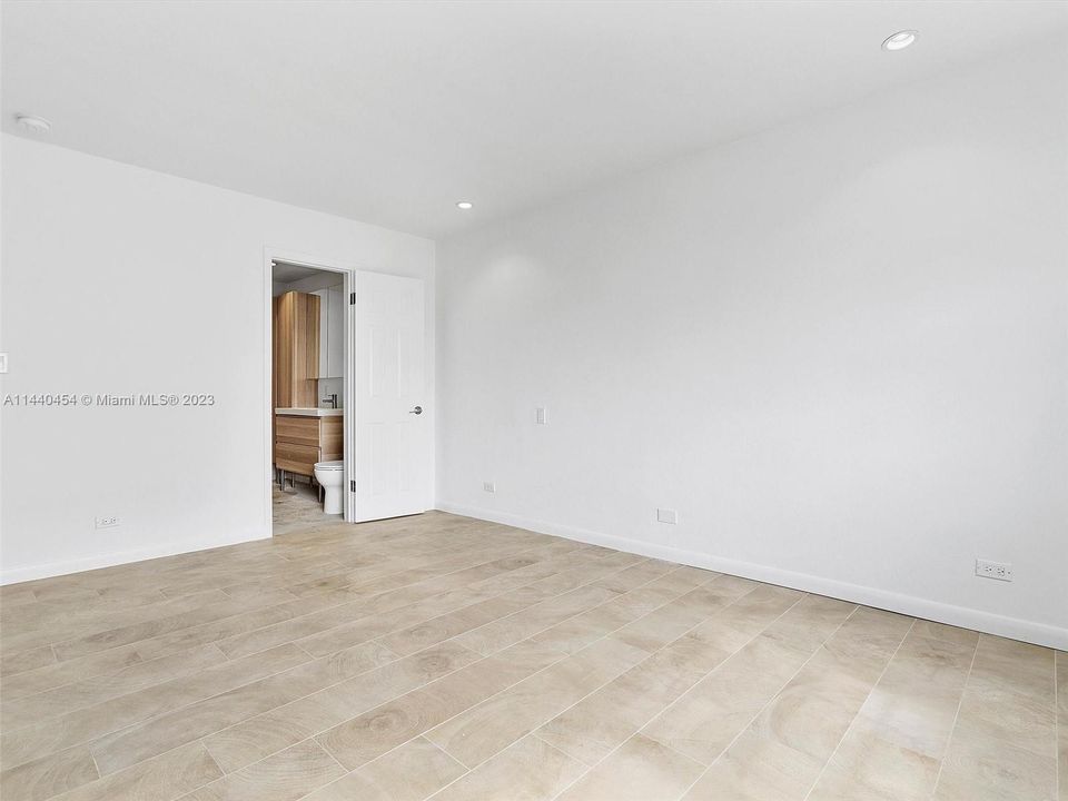 Recently Sold: $615,000 (2 beds, 1 baths, 965 Square Feet)