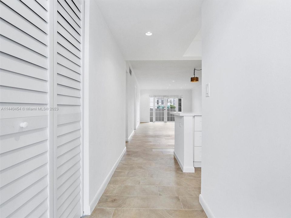 Recently Sold: $615,000 (2 beds, 1 baths, 965 Square Feet)