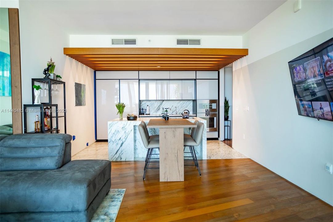 For Sale: $2,250,000 (2 beds, 2 baths, 1324 Square Feet)