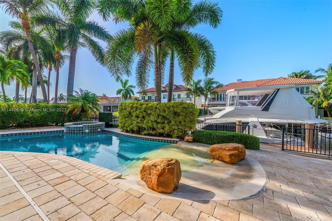 Recently Sold: $4,700,000 (4 beds, 5 baths, 5271 Square Feet)