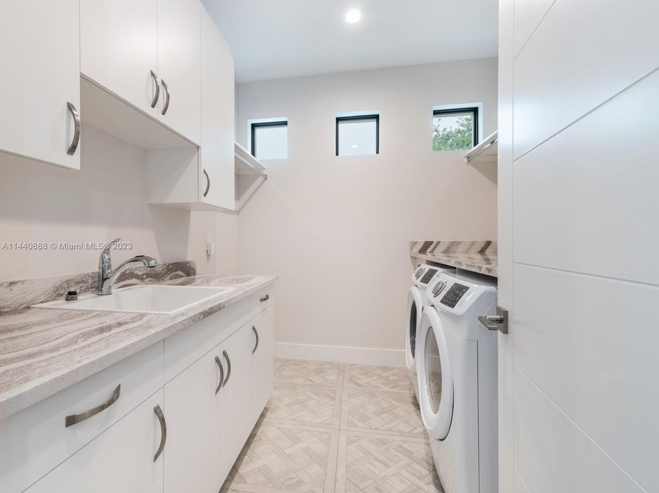 Недавно продано: $3,700,000 (5 спален, 5 ванн, 5126 Квадратных фут)