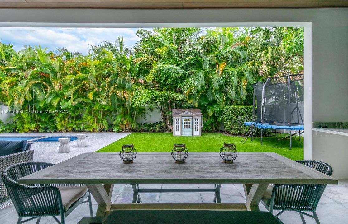 Недавно продано: $3,700,000 (5 спален, 5 ванн, 5126 Квадратных фут)