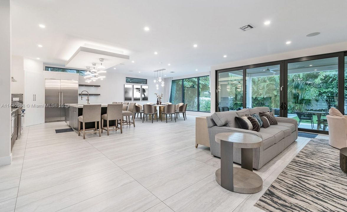 Недавно продано: $3,700,000 (5 спален, 5 ванн, 5126 Квадратных фут)