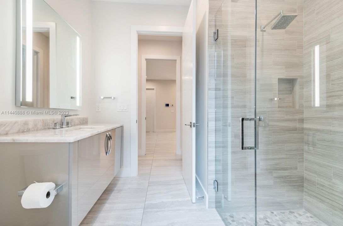 Недавно продано: $3,700,000 (5 спален, 5 ванн, 5126 Квадратных фут)