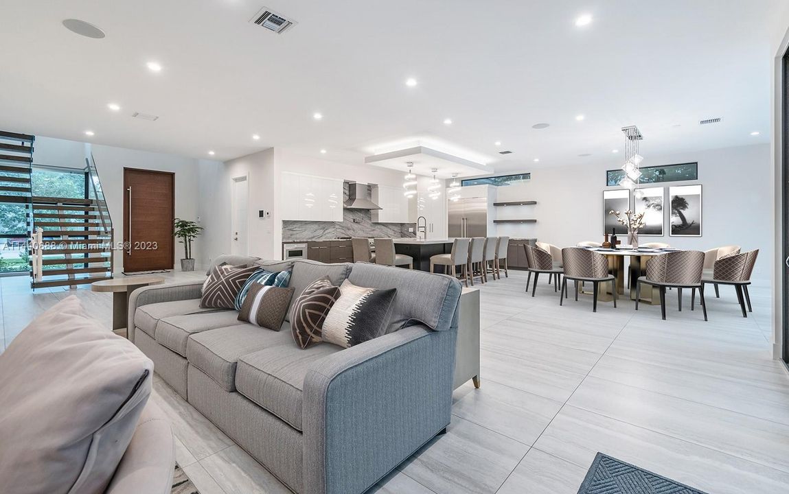 Недавно продано: $3,700,000 (5 спален, 5 ванн, 5126 Квадратных фут)