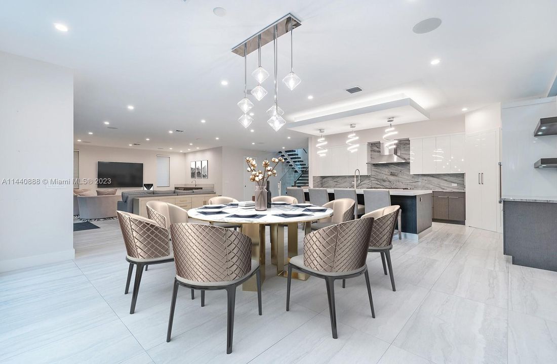 Недавно продано: $3,700,000 (5 спален, 5 ванн, 5126 Квадратных фут)