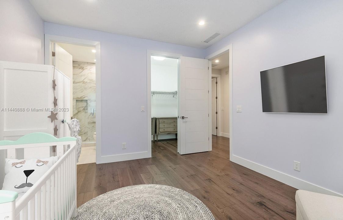 Недавно продано: $3,700,000 (5 спален, 5 ванн, 5126 Квадратных фут)