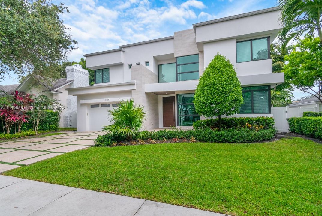 Недавно продано: $3,700,000 (5 спален, 5 ванн, 5126 Квадратных фут)