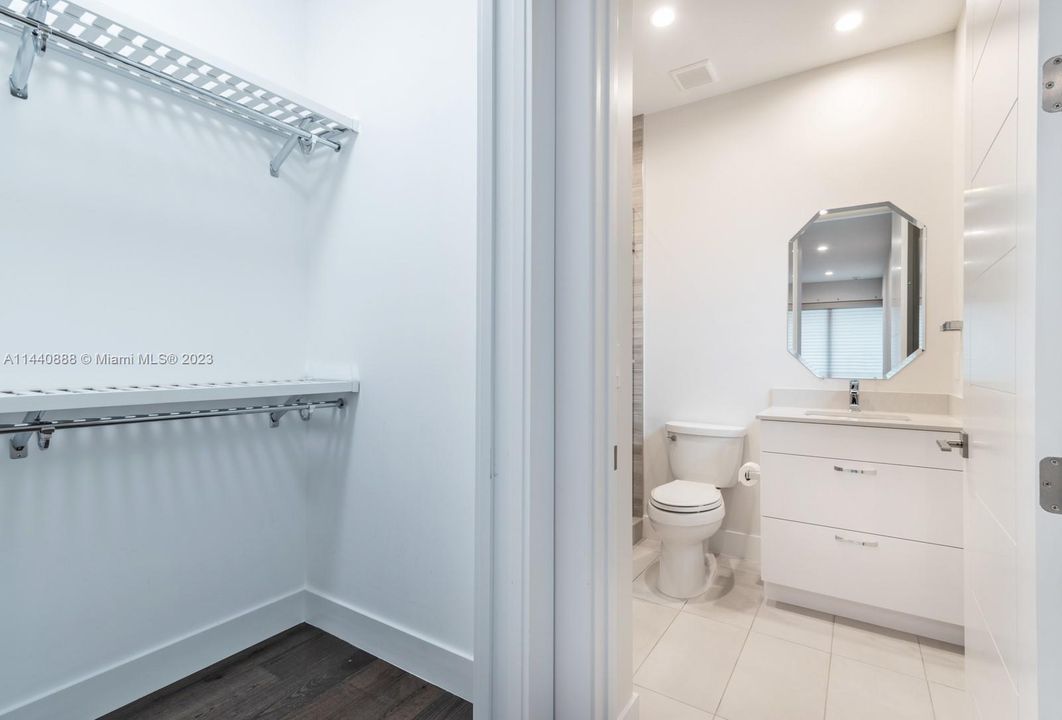 Недавно продано: $3,700,000 (5 спален, 5 ванн, 5126 Квадратных фут)