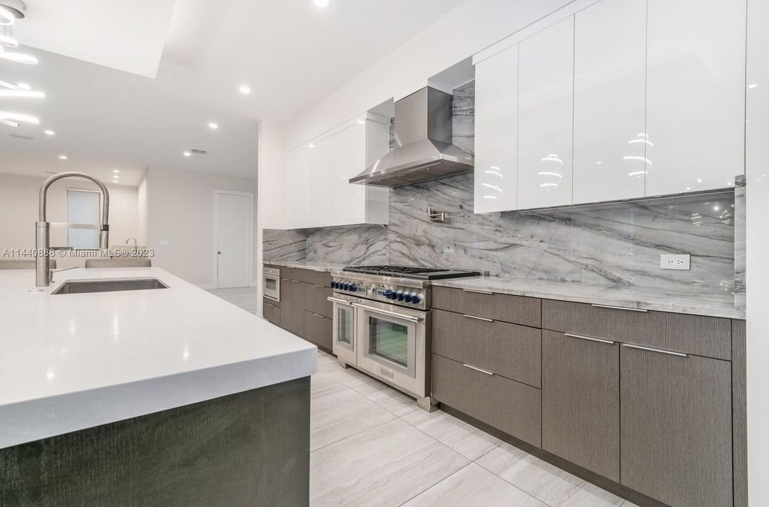 Недавно продано: $3,700,000 (5 спален, 5 ванн, 5126 Квадратных фут)