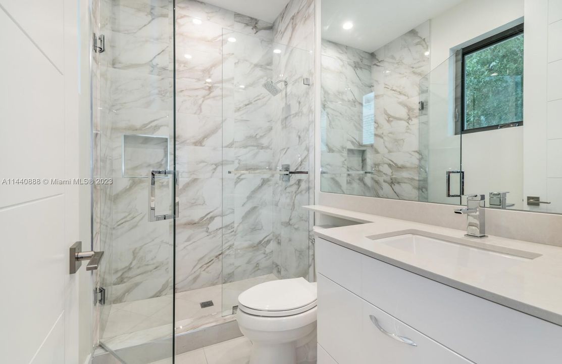 Недавно продано: $3,700,000 (5 спален, 5 ванн, 5126 Квадратных фут)