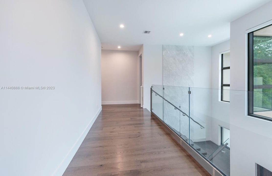 Недавно продано: $3,700,000 (5 спален, 5 ванн, 5126 Квадратных фут)