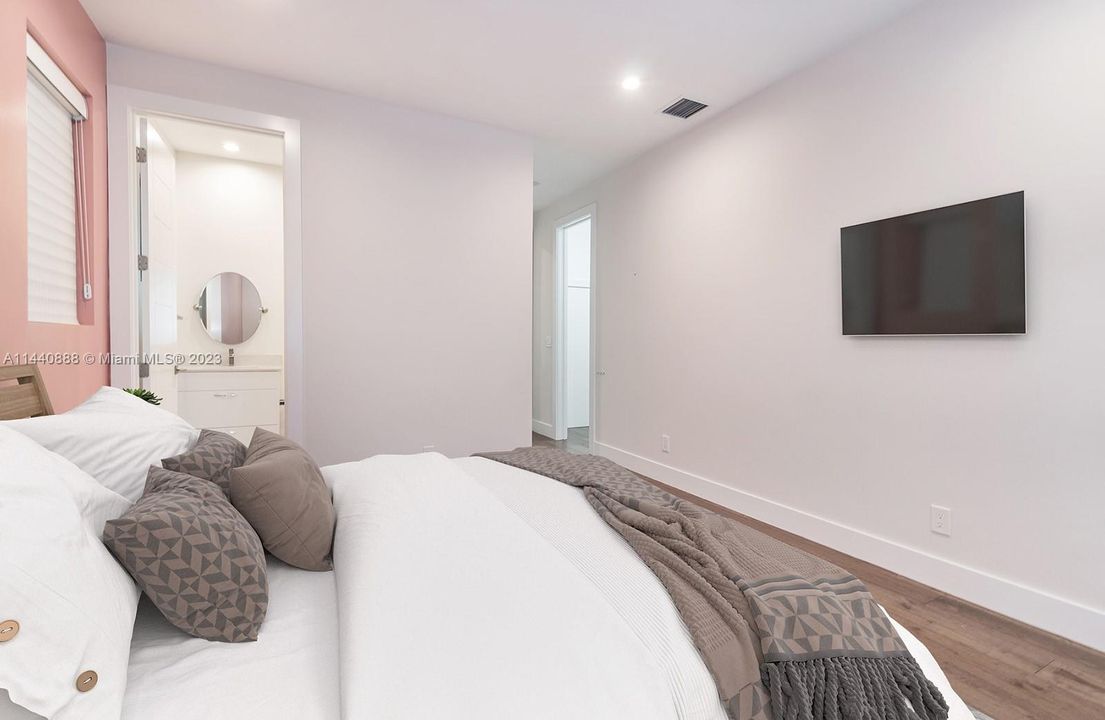 Недавно продано: $3,700,000 (5 спален, 5 ванн, 5126 Квадратных фут)