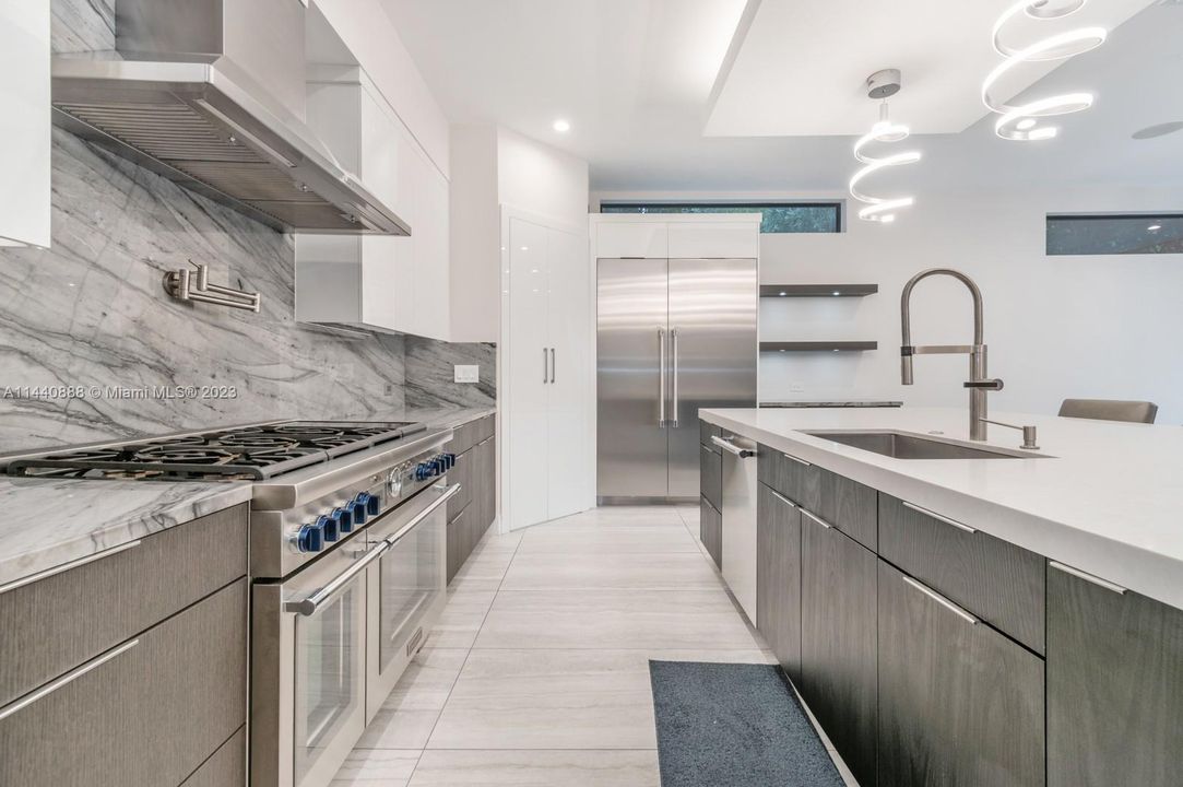 Недавно продано: $3,700,000 (5 спален, 5 ванн, 5126 Квадратных фут)