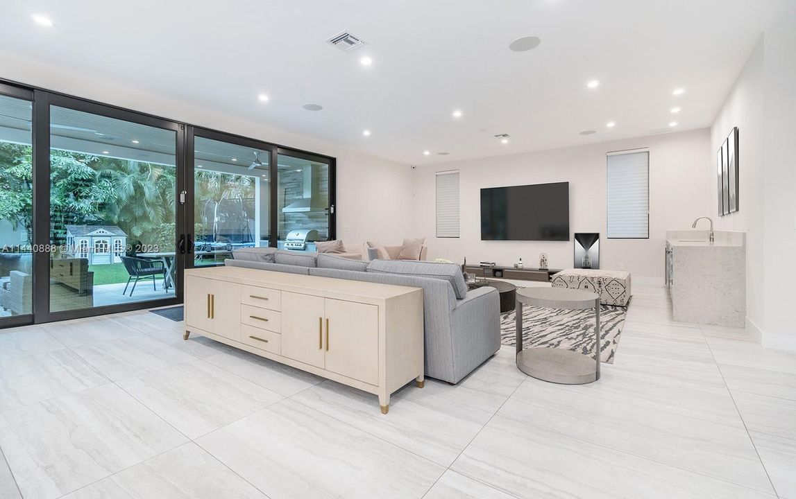 Недавно продано: $3,700,000 (5 спален, 5 ванн, 5126 Квадратных фут)