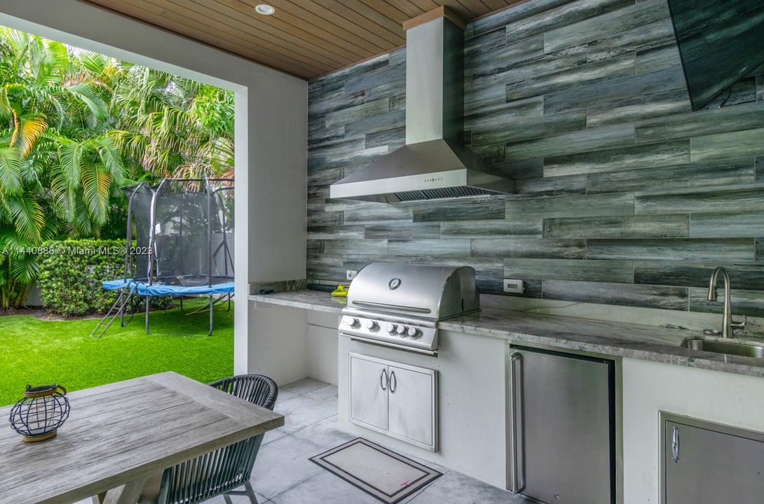 Недавно продано: $3,700,000 (5 спален, 5 ванн, 5126 Квадратных фут)