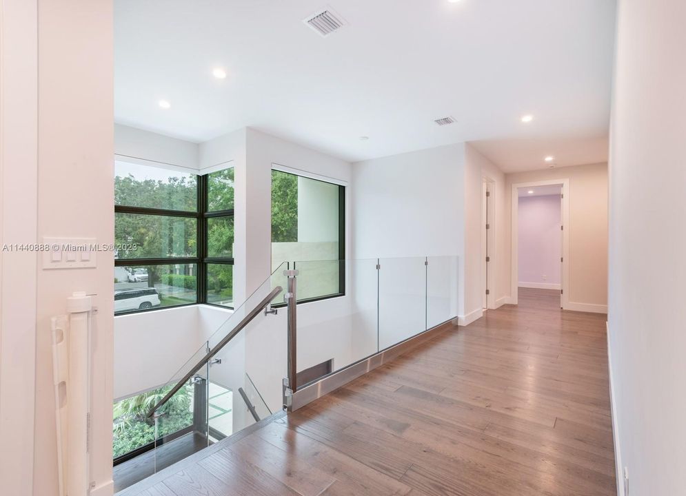 Недавно продано: $3,700,000 (5 спален, 5 ванн, 5126 Квадратных фут)