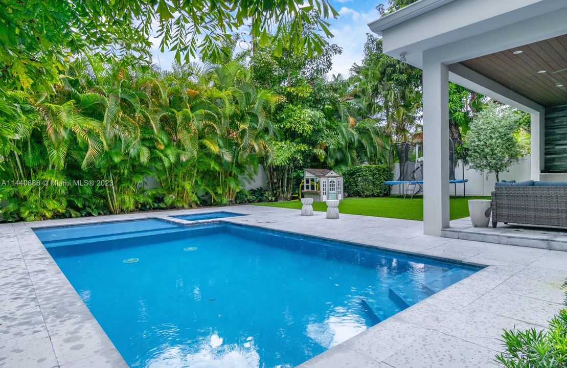 Недавно продано: $3,700,000 (5 спален, 5 ванн, 5126 Квадратных фут)