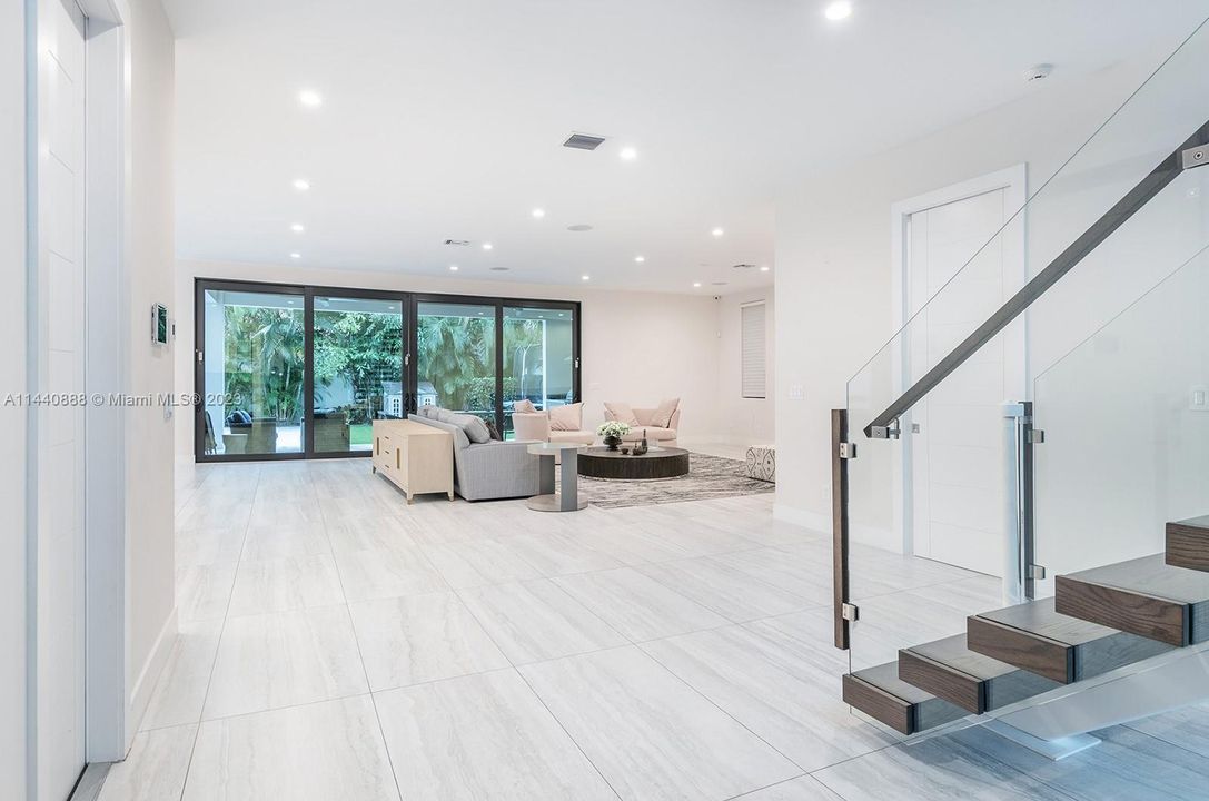 Недавно продано: $3,700,000 (5 спален, 5 ванн, 5126 Квадратных фут)