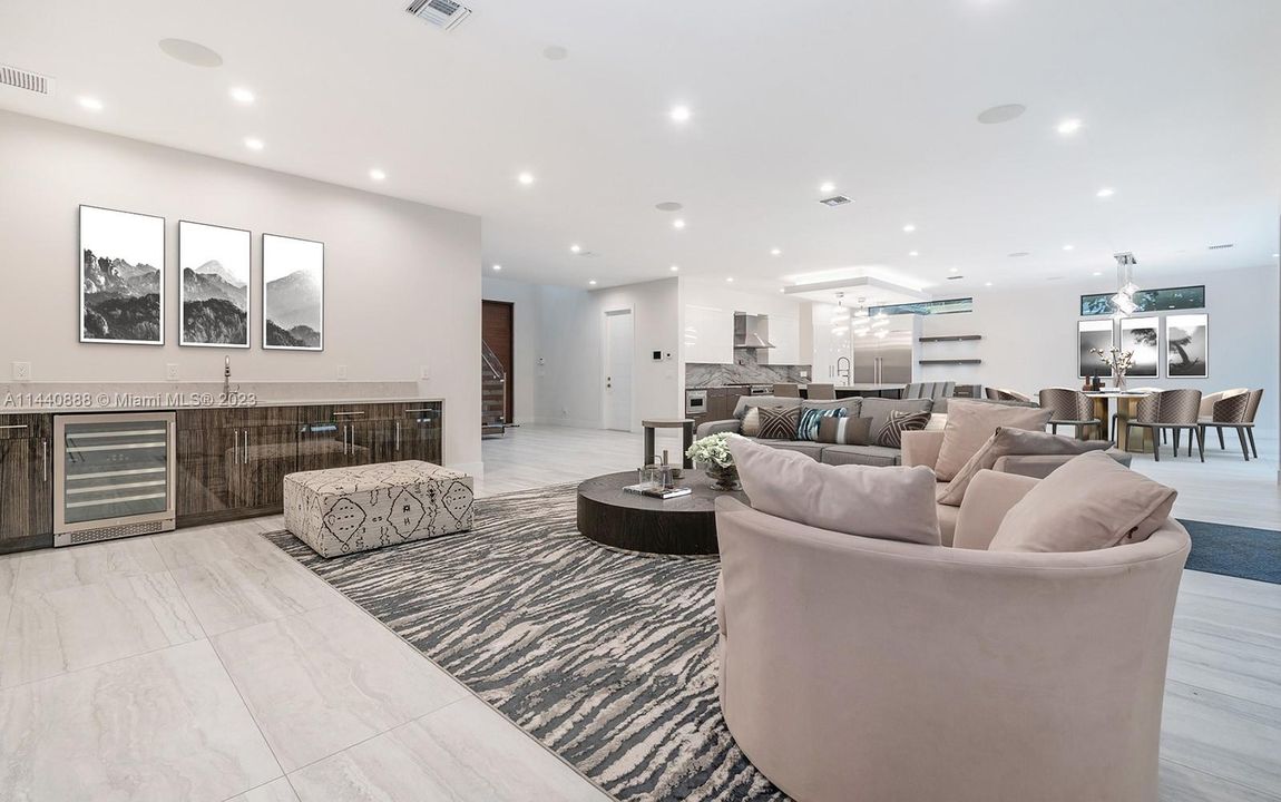 Недавно продано: $3,700,000 (5 спален, 5 ванн, 5126 Квадратных фут)