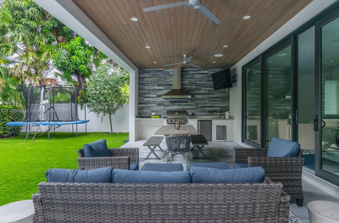 Недавно продано: $3,700,000 (5 спален, 5 ванн, 5126 Квадратных фут)