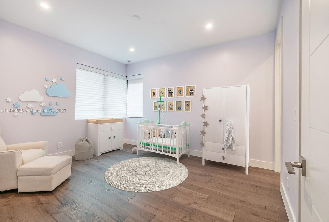 Недавно продано: $3,700,000 (5 спален, 5 ванн, 5126 Квадратных фут)