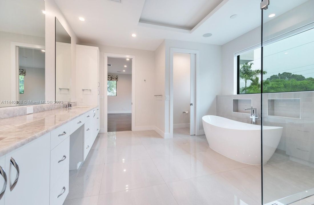 Недавно продано: $3,700,000 (5 спален, 5 ванн, 5126 Квадратных фут)