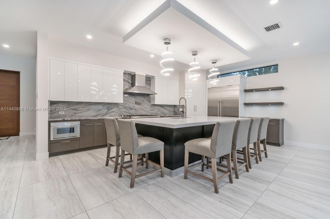 Недавно продано: $3,700,000 (5 спален, 5 ванн, 5126 Квадратных фут)