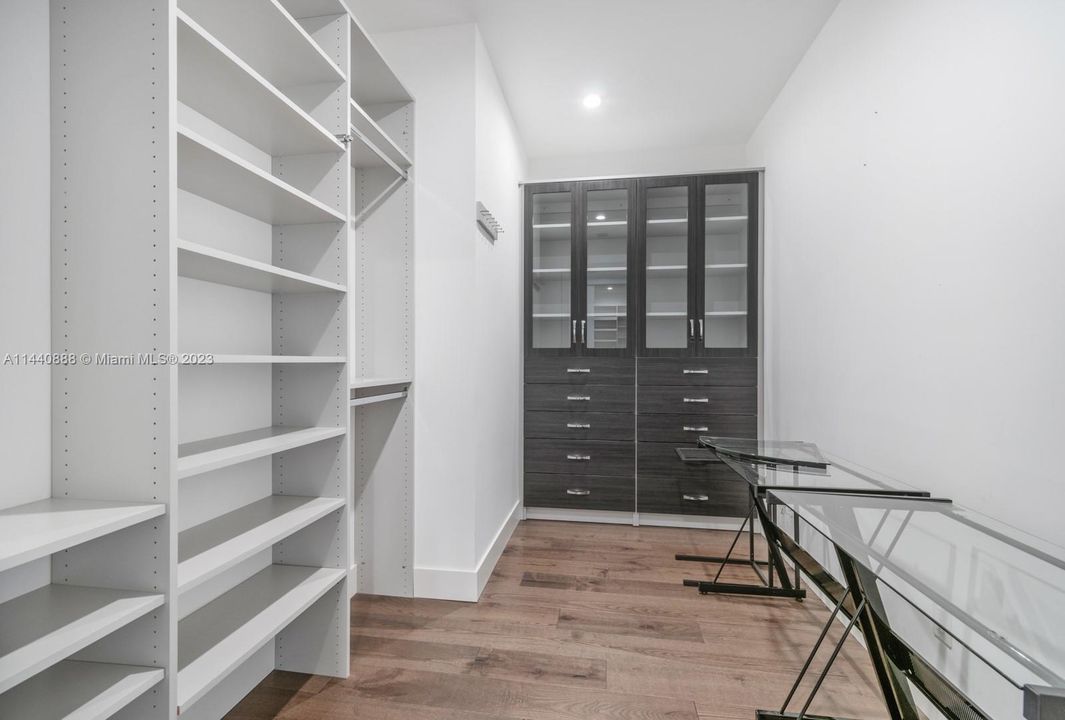 Недавно продано: $3,700,000 (5 спален, 5 ванн, 5126 Квадратных фут)