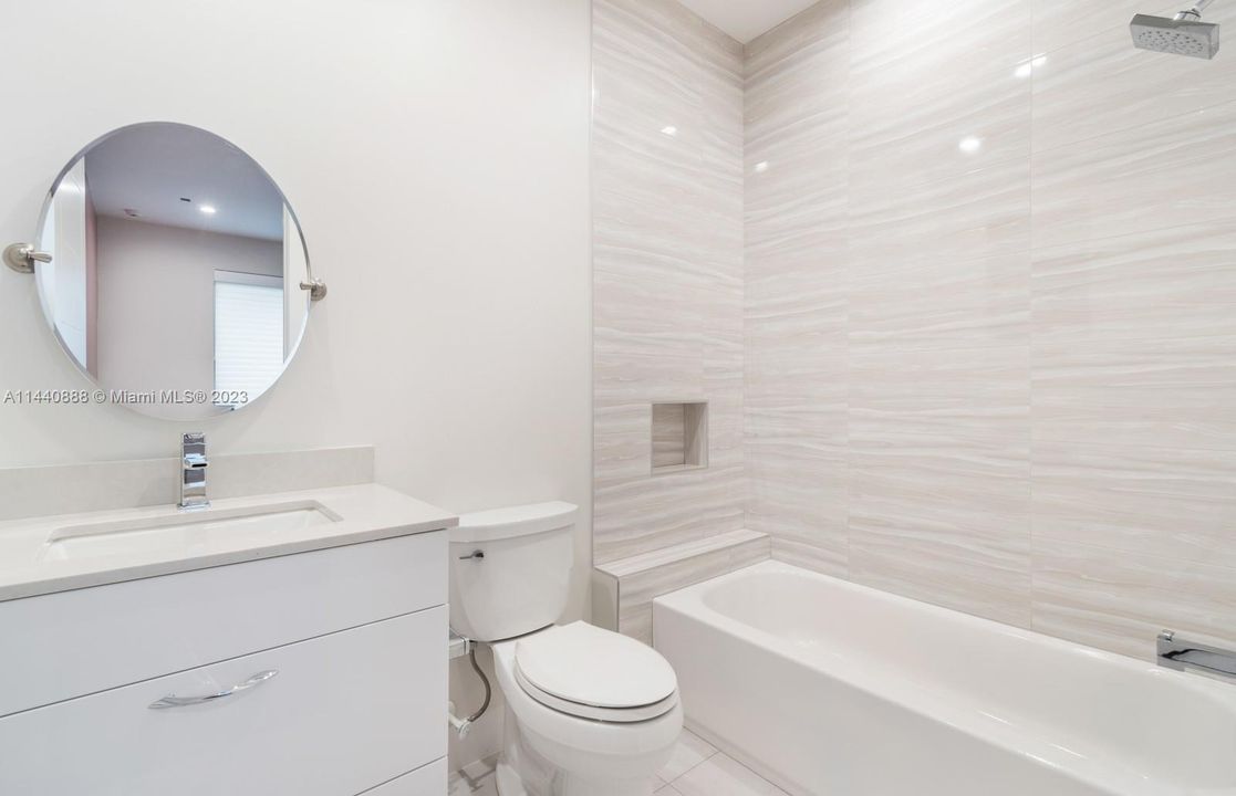 Недавно продано: $3,700,000 (5 спален, 5 ванн, 5126 Квадратных фут)