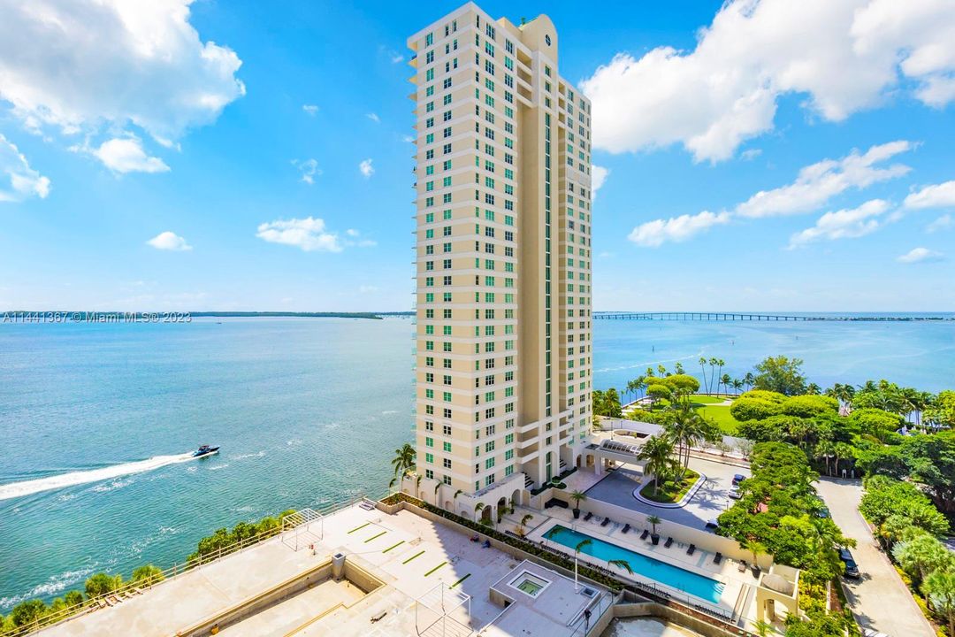 Recently Sold: $499,000 (2 beds, 2 baths, 968 Square Feet)