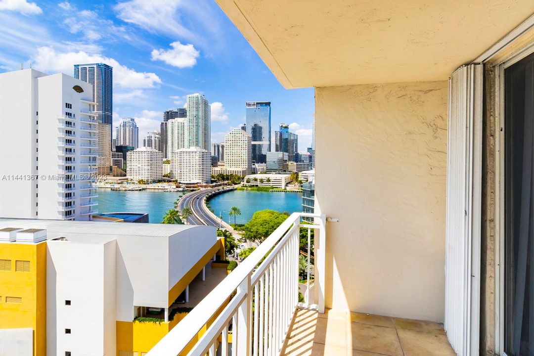 Recently Sold: $499,000 (2 beds, 2 baths, 968 Square Feet)