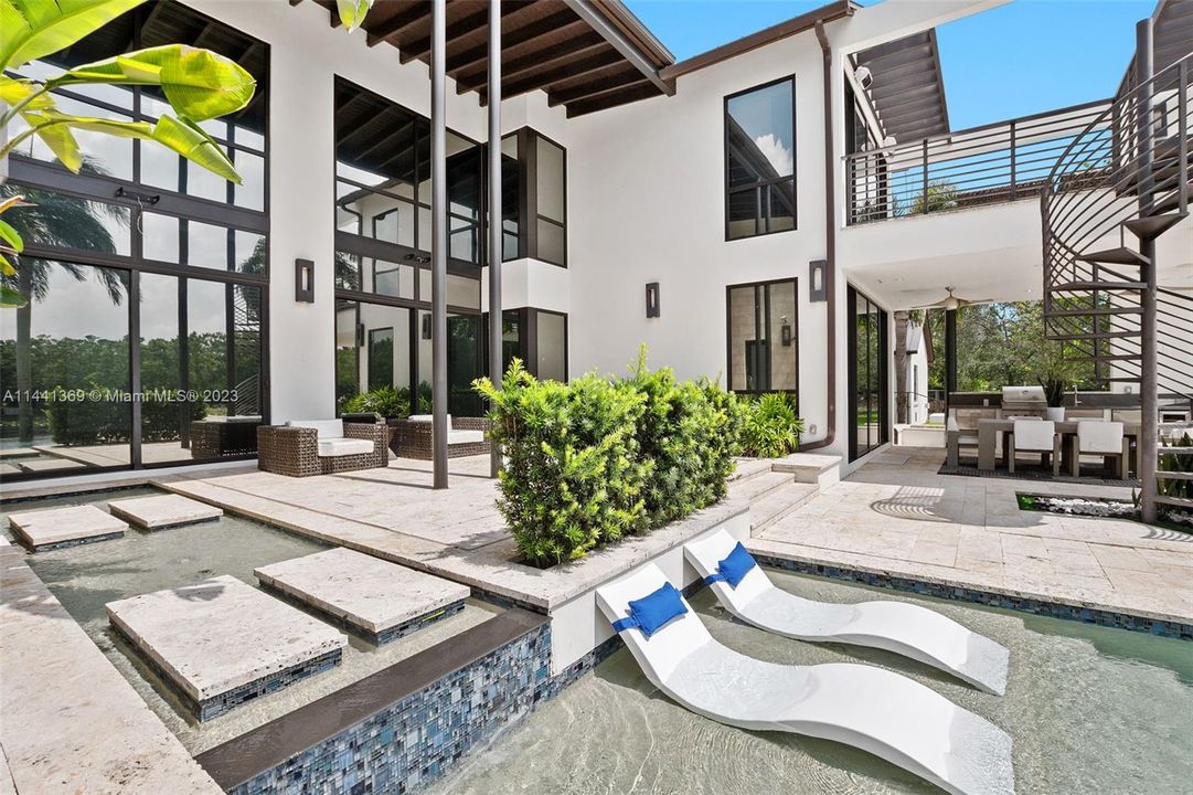 Недавно продано: $3,675,000 (6 спален, 5 ванн, 3926 Квадратных фут)