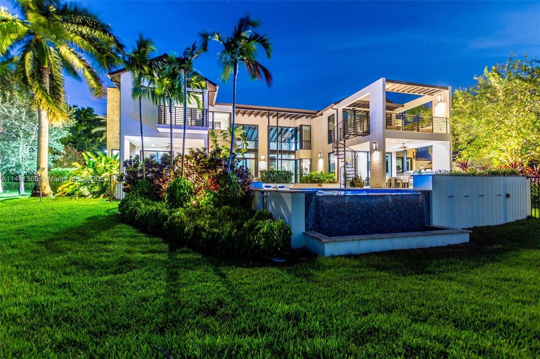 Недавно продано: $3,675,000 (6 спален, 5 ванн, 3926 Квадратных фут)